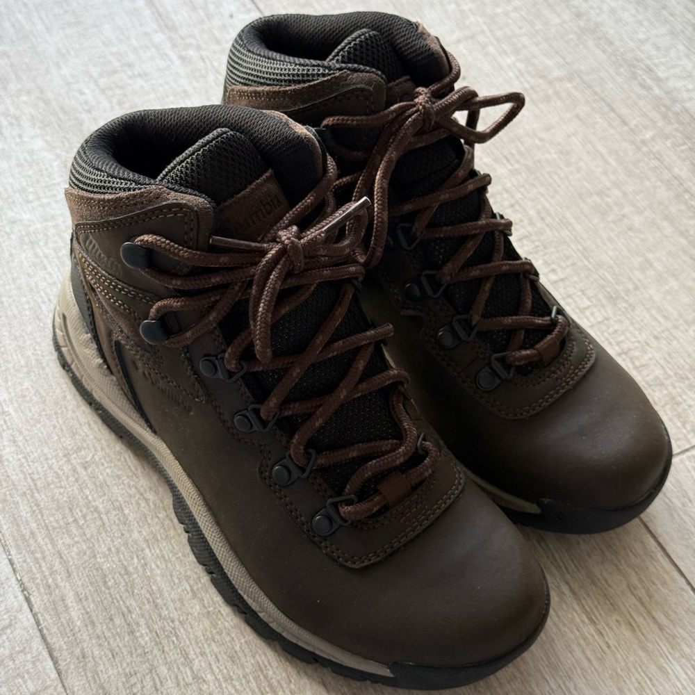 Columbia Brown Hiking Boots (Brand New)